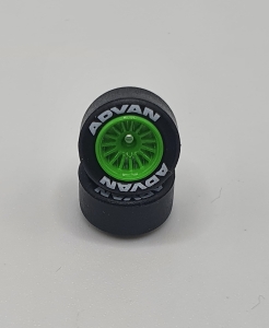 Zielone 15-ramienne koła z oponami Advan