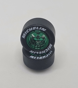 Zielone chromowane 4-ramienne koła z oponami Michelin