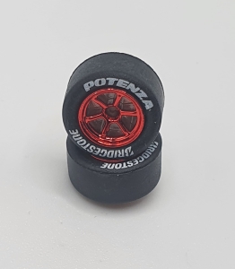 Czerwone chromowane 6-ramienne koła z oponami Bridgestone Potenza