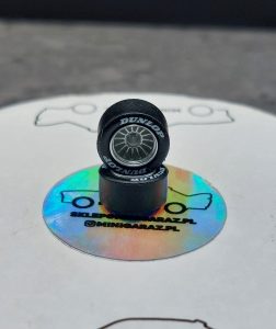 Srebrne 15-ramienne koła z oponami Dunlop