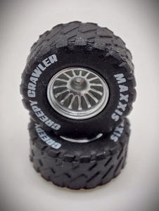 Koła off-road  srebrne 15-ramienne z oponami MAXXIS