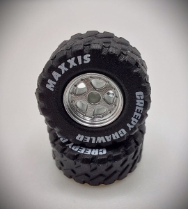 Koła off-road  srebrne 5-ramienne z oponami MAXXIS